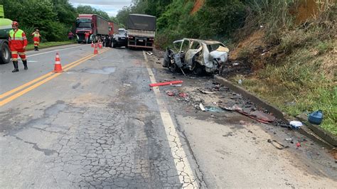 Carro incendiado e dois mortos após acidente entre carros e carreta na