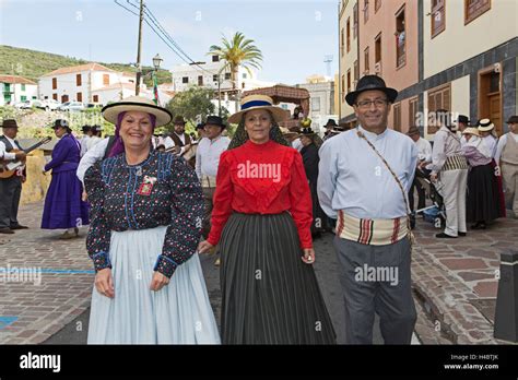 Los M Sicos En Traje Tradicional De Canarias La Romer A De San Antonio