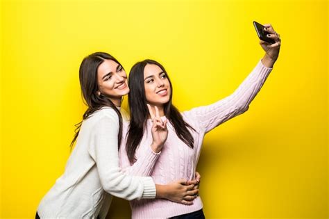 Portrait De Deux Femmes Heureuses Faisant Une Photo De Selfie Sur Un