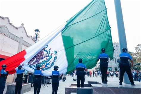 Por Fin Usan Asta Bandera Del Centro Para Conmemorar Aniversario De