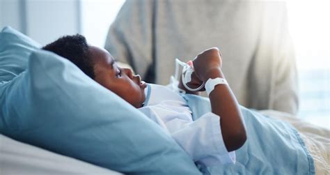 Enfant Noir Malade à L hôpital Au Lit Pour Se Rétablir D un Virus Ou