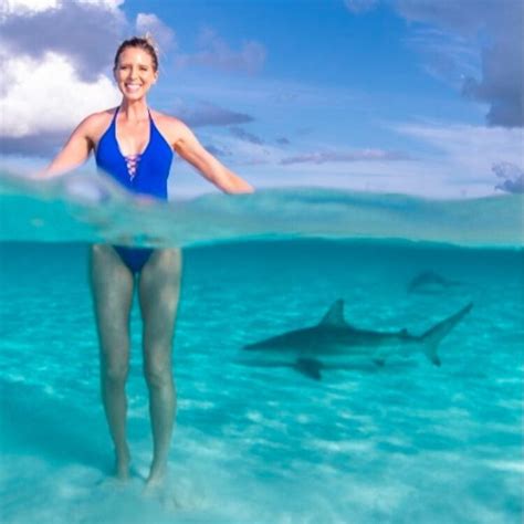 8 Hot Sexy Lisa Stewart Bikini Pics