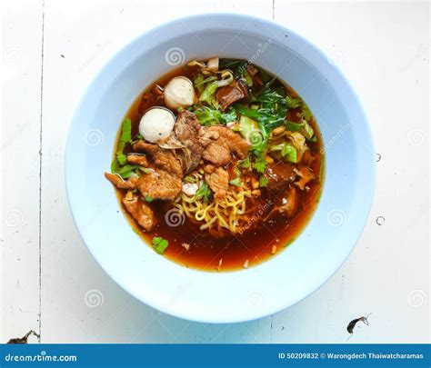 Bacia De Sopa De Macarronete Tailandesa Da Carne Do Estilo Foto De