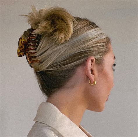 15 Best Claw Clip Hairstyles And Ideas To Try For 2023