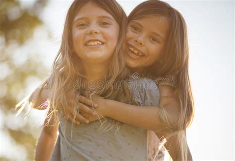 Portrait De Deux Petites Filles Souriantes Jouant Dans La Nature