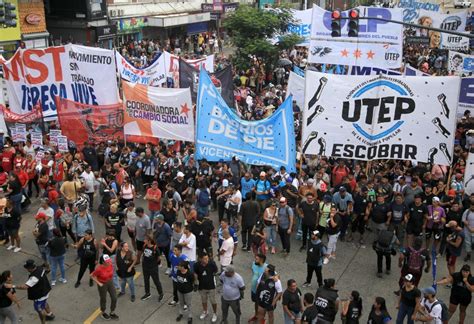 Reprimen A Organizaciones Sociales En El Puente Pueyrred N El Diario