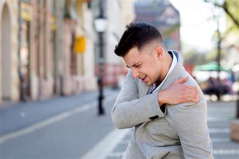 Dolor En El Brazo Izquierdo Y Hombro Causas Y Tratamiento