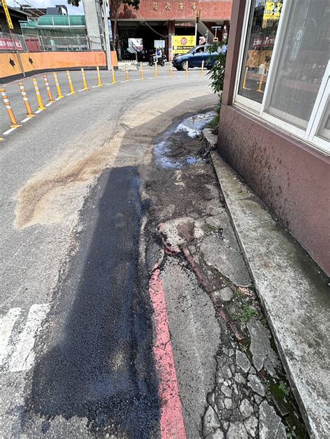 桃園內壢後站馬路補了又壞害「雷殘」 用路人批「越補越大洞」 桃園市 自由時報電子報