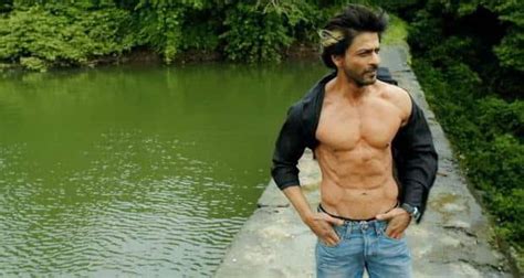 shah rukh khan flaunts  rock hard abs  manwa laage song