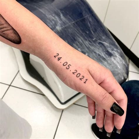 30 ideias de tatuagem de data que vão te fazer viajar no tempo