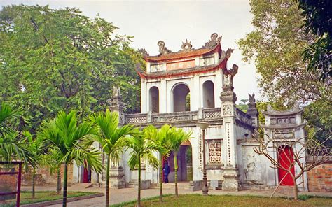 Vietnam à Hanoï Le Temple De La Littérature Lentrée Du Parc A