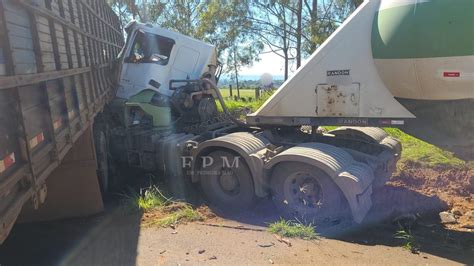 Motorista Fica Ferido Após Colisão Entre Dois Caminhões Na Rodovia Cândido Portinari Em