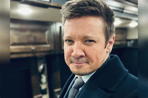 Jeremy Renner Kejutkan Publik Tampil Di Peoples Choice Award 2024