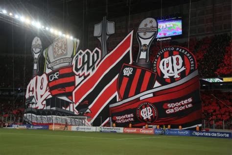 Torcida do Athletico dá show na Ligga Arena e bate novo recorde de