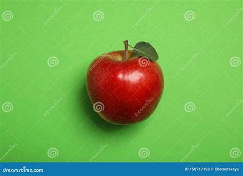 Reif saftiger Roter Apfel Mit Blättern Auf Grünem Hintergrund Stockfoto