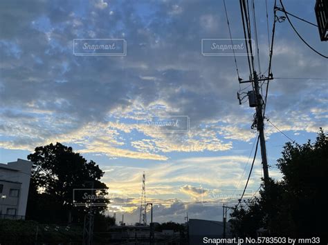 夕暮れの空と雲と電線のある風景の写真・画像素材 5783503 Snapmart（スナップマート）