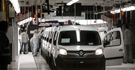 Renault Relance Progressivement Sa Production En France L Express