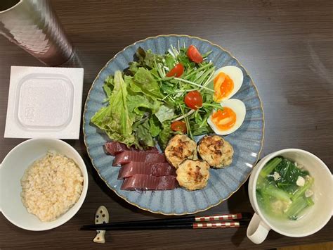 ダイエット・ボディメイク食事例（つくね、半熟卵、マグロの刺身、玄米ご飯、納豆、スープ）｜パーソナルジムブログ「ダイエットは明日から」