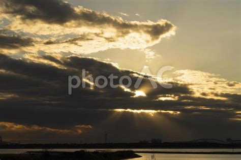 雲の隙間から差し込む夕陽 No 254776｜写真素材なら「写真ac」無料（フリー）ダウンロードok