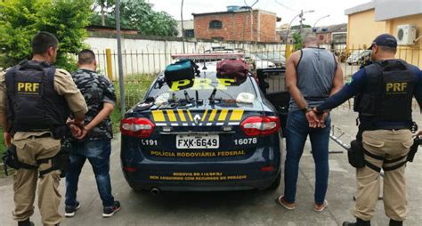 Jornal Destaque Baixada Polícia Prende Homens Com Armas E Carro