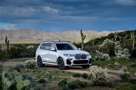 Gallery: 2019 BMW X7 xDrive50i in Mineral White Metallic