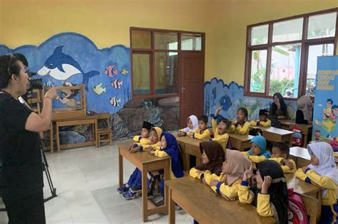 Hari Buku Anak Sedunia MNC Peduli Bagikan Buku Ke PAUD Muara Gembong