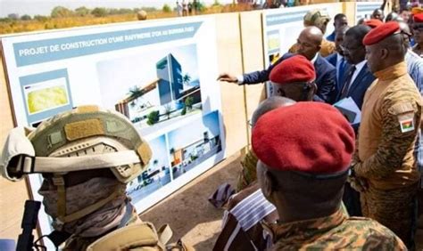 Burkina Faso Pose De La Re Pierre Dune Usine De Raffinerie Dor Le