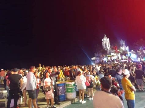 Se convierte Malecón de Mazatlán en mar de gente esta noche de sábado