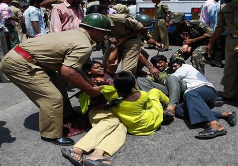 Seemandhra Telangana Employees Continue To Spar In Hyderabad India Tv