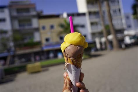 Pessoa Segurando Um Cone De Sorvete Foto Premium