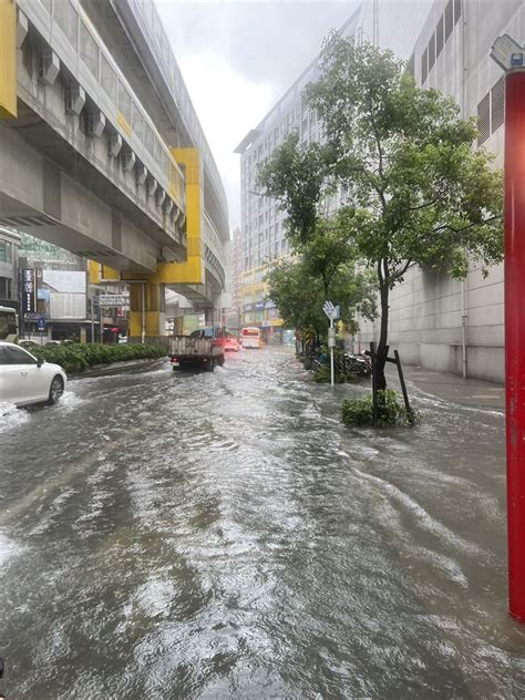 大雷雨炸雙北 中和板南路淹水達到30公分 鏡週刊 Mirror Media