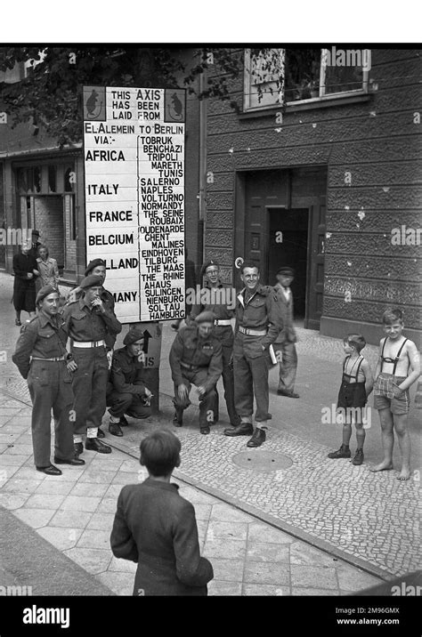 Escena Callejera En Berl N Alemania Al Final De La Segunda Guerra