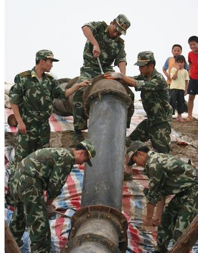 淮河抗洪武警官兵积极排涝帮助群众恢复生产