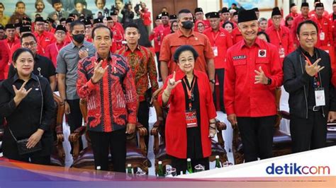 Jokowi Megawati Dan Ganjar Kompak Salam Metal Di Rakernas Pdip