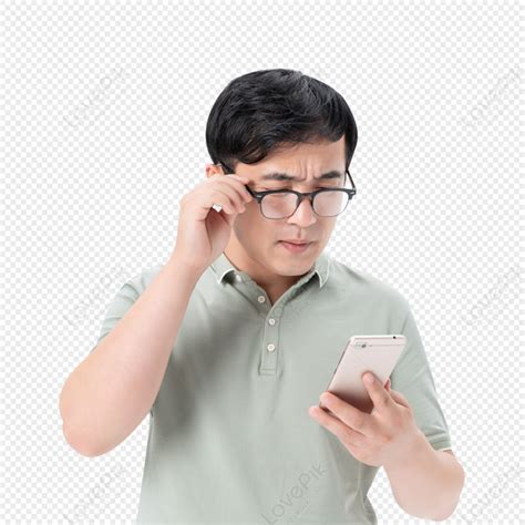 Homem De Meia Idade óculos Olhando Para O Telefone Móvel PNG