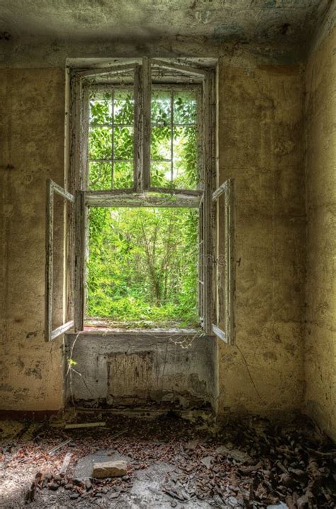 Binnenland Van Een Geruïneerd Huis Met Oude Vuile En Gebarsten Witte