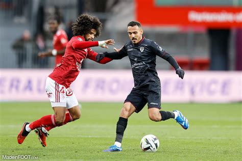 Ligue Le Stade Brestois Encha Ne Et Cartonne Le Clermont Foot R Sum