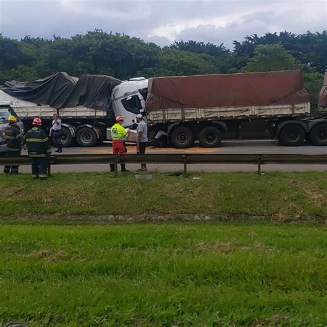 Colis O Entre Duas Carretas Deixa Um Ferido Na Via Anchieta Santos E