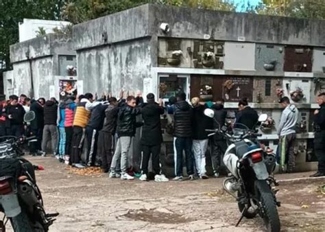 Ladrones Se Re Nen En Cementerio Para Visitar La Tumba De Su Amigo Y