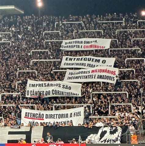 Torcida Do Corinthians Faz Protesto Em Jogo Contra O Liverpool