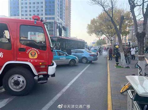 天津公交车失控冲向逆向道连撞多车 3人轻伤送医手机新浪网