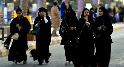 Saudi Women Take Off Their Veils In Solidarity With Feminist Tarif