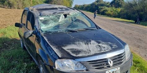 Familia se salvó tras el vuelco de su rodado