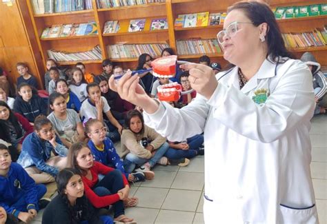 Notícia Distribuição de kits de higiene bucal nas escolas municipais