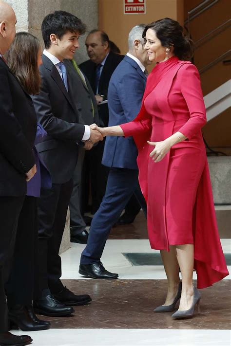 Cuando Ayuso Posa Como Una Estrella De Cine El Vestido Capa Rojo