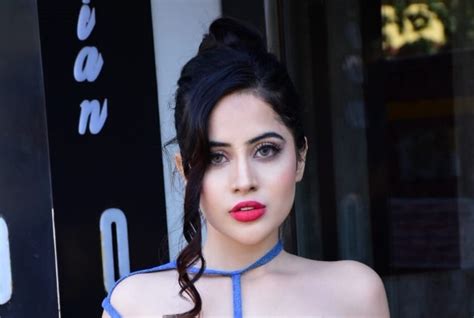 Urfi Javed Crossed All Limits By Going Braless Gave Hot Poses Outside The Restaurant Informalnewz
