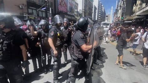 Manifestantes E Pol Cia Entram Em Confronto Em Protesto Na Argentina