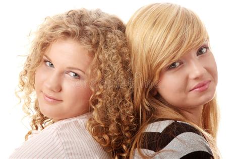 Twee Mooie Blonde Tienermeisjes Stock Afbeelding Image Of Gelukkig Vriend