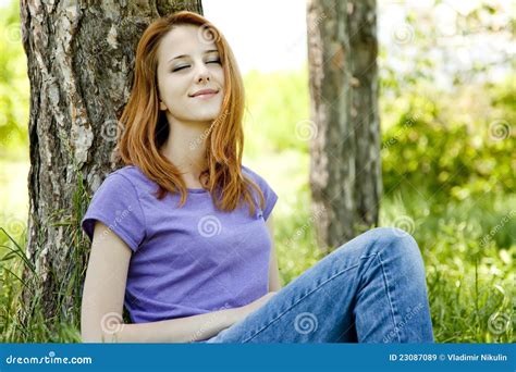 Fille S Asseyant L Herbe Verte Au Stationnement Image Stock Image