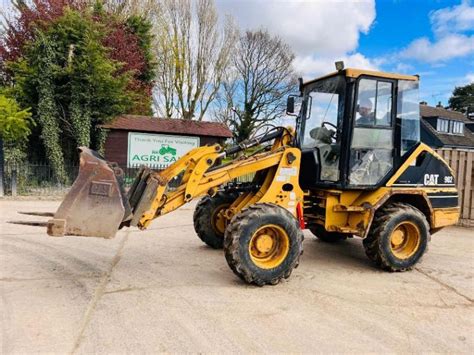 CATERPILLAR 902 4WD LOADING SHOVEL C W BUCKET AND TINES VIDEO